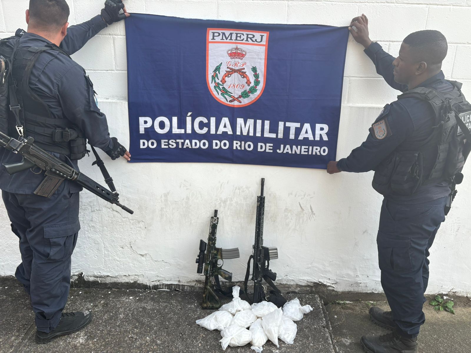15º BPM apreende fuzis e Cocaína no Complexo da Mangueirinha